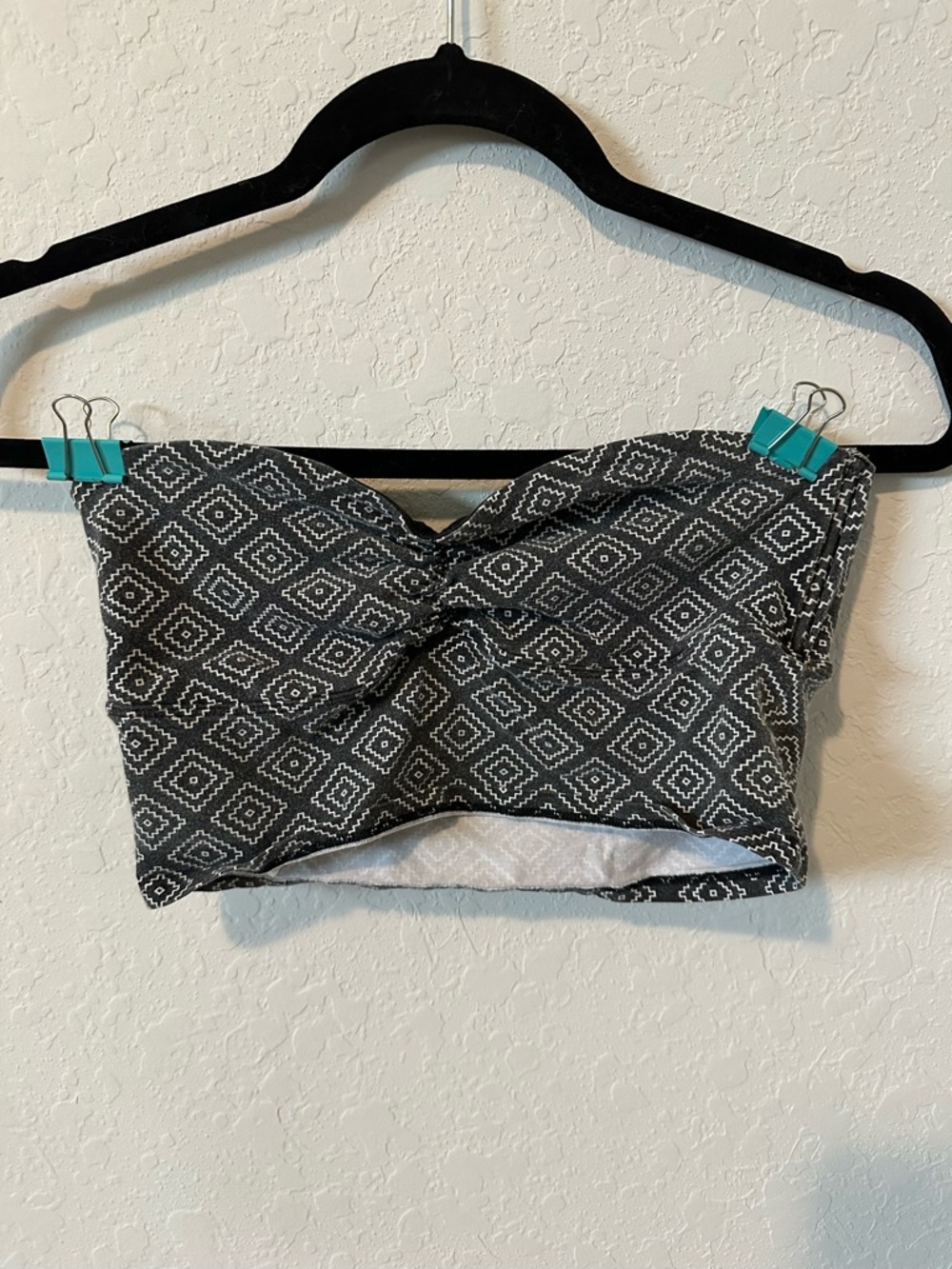 ✨Bundle any 2 bras for $25!✨PINK Black and White Geo Print Bandeau